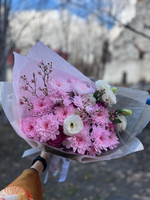 Букет с эустомой и хамелациумом