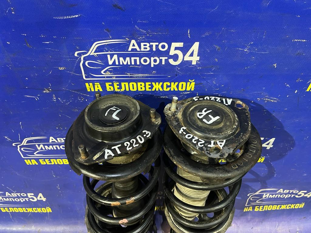 Стойка передняя левая TOYOTA AVENSIS 1999