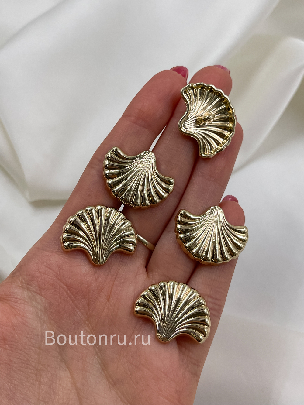 Пуговицы Скиапар. золотистые в форме ракушки