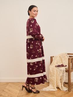 Платье с кружевными вставками