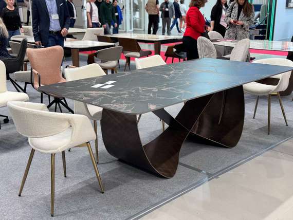 Стул Curv Soft с высокой спинкой, белый мех с золотыми ножками