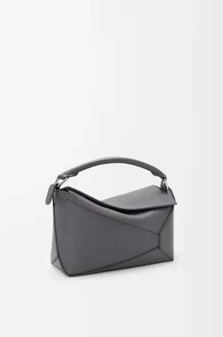 Loewe Маленькая сумка Puzzle Edge из классической телячьей кожи, темно-серый