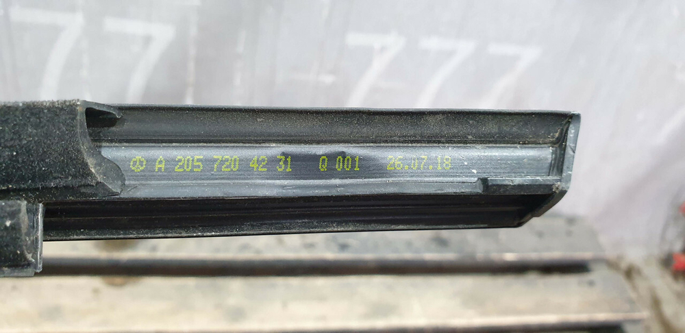 Молдинг двери передней правой Mercedes C (W205) 14-23 Б/У Оригинал A2057204231