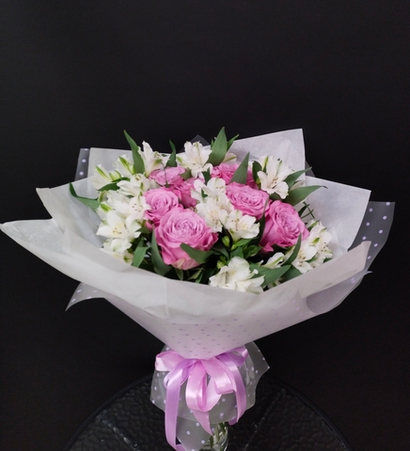 Букет роз с альстромерией
