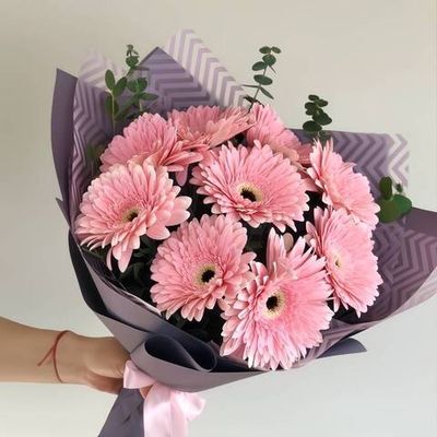 Букет «Розовый настрой» — розовые герберы и зелень