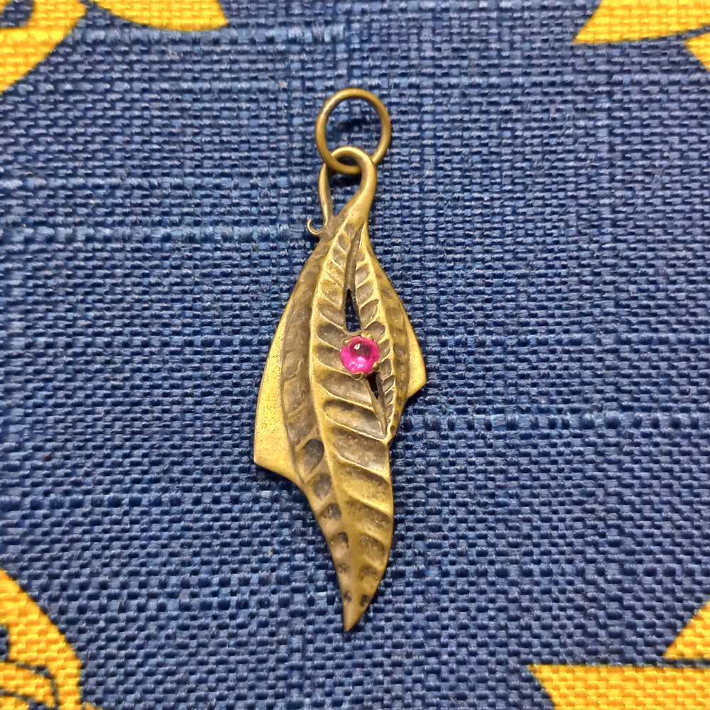 Подвеска. Листик с камнем