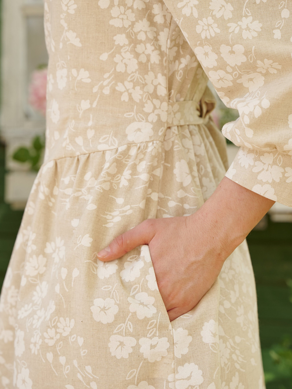 Платье миди с вырезом