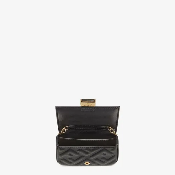 Нано-сумка Fendi Nano Baguette с шармом