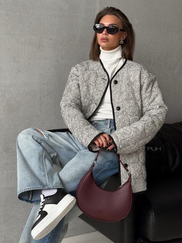 Бежевая куртка из твида с фигурной стежкой