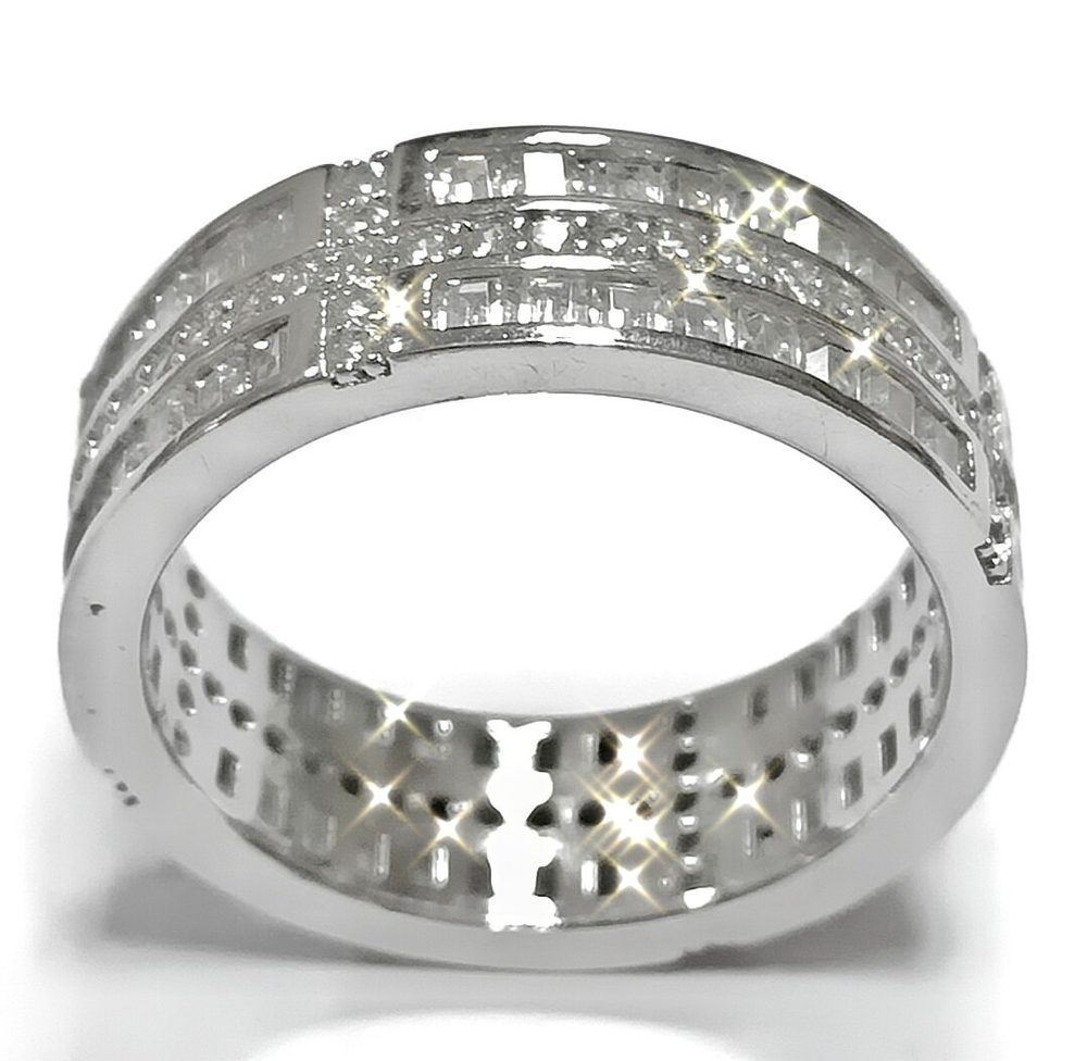 Ювелирное кольцо из серебра с фианитами