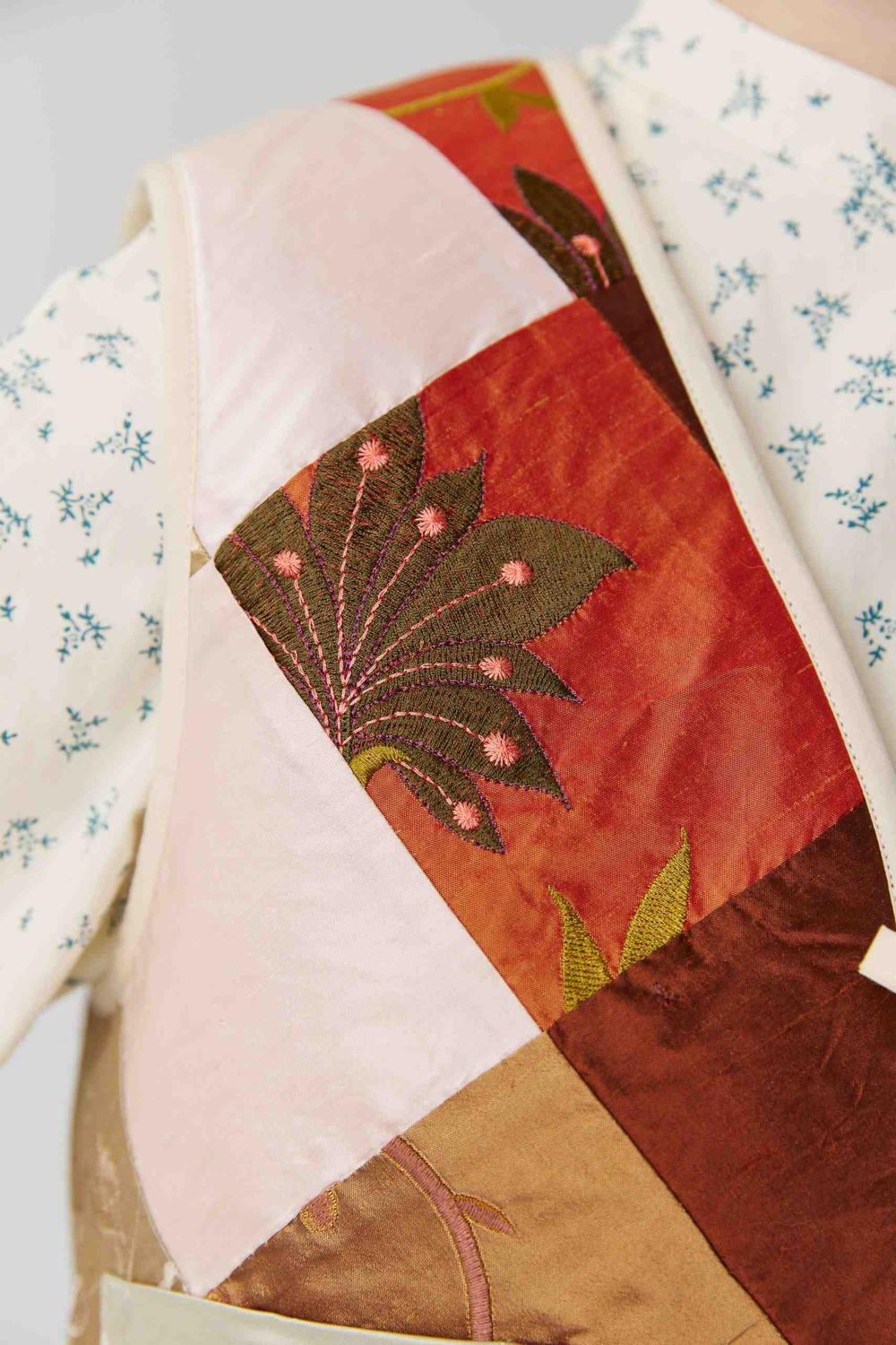 Жилет на двух завязках из шелка с мехом