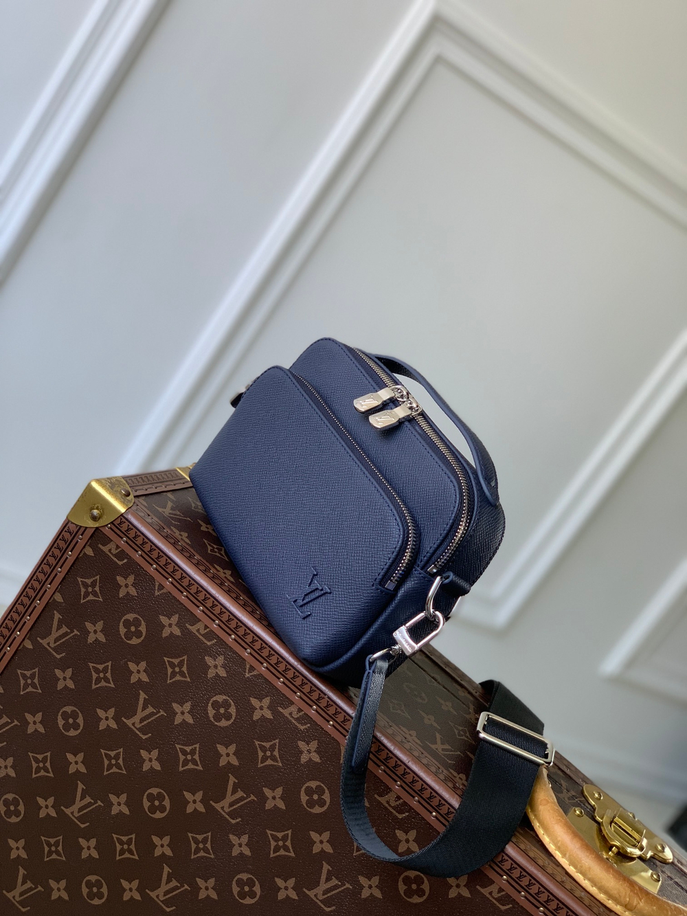Louis Vuitton Avenue Messenger