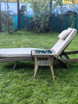 Комплект мебели из искусственного ротанга МАРА “MARA” Greige , шезлонг с подлокотниками и столик