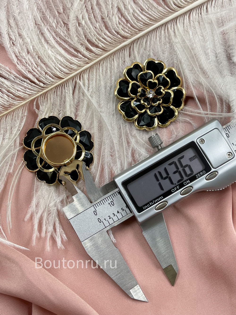 Накладка на пуговицу в форме цветка золотистая с черными стразами 3 ряда (клипсы)