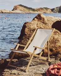 Складной шезлонг Vilara для улицы из акации и текстиля белого цвета