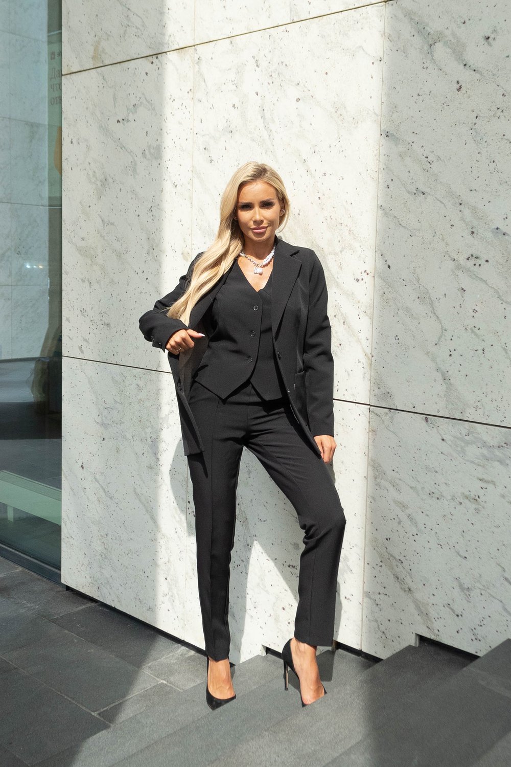 Брюки черные зауженные из вискозы