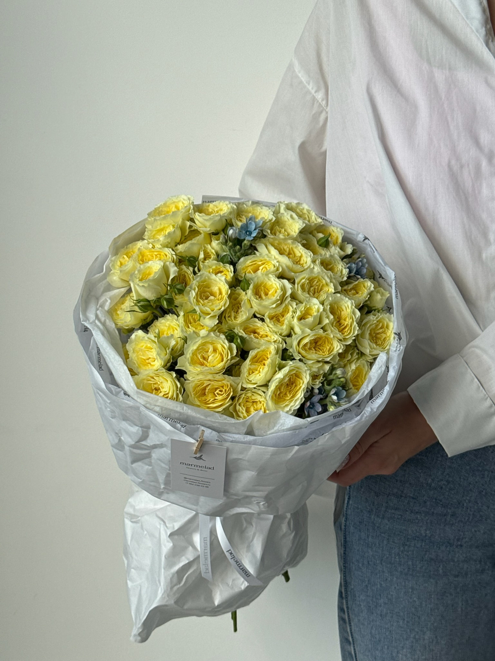 Букет из кустовой розы и оксипеталума