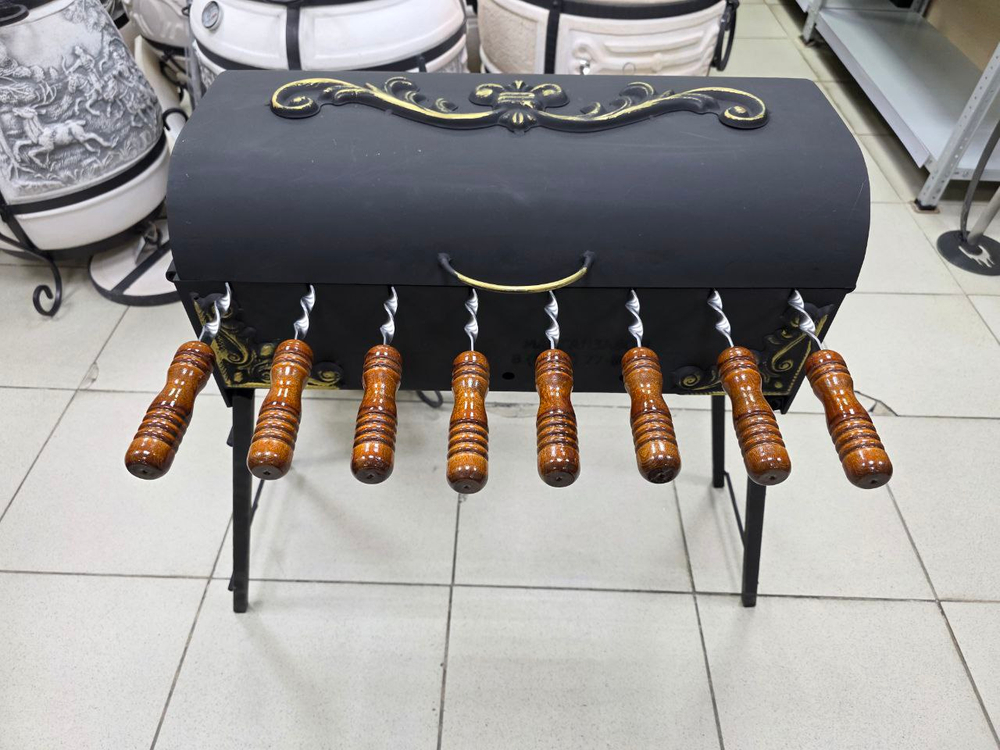 Если вы подбираете мангал купить в Казани и нужен компактный мангал 5 мм, рассмотрите мангал Сундучок с крышкой гриль: это складной мангал для дачи и выездов, который удобно перевозить и хранить, при этом он подходит как мангал для шашлыка, мангал для мяса и овощей и как мангал гриль с крышкой. Можно докупить решетку гриль, шампуры, совок и кочергу, а если нужен казан — отдельно подобрать подставку под казан и сам казан в магазине; доступна доставка по Казани и отправка по России.