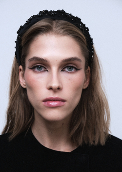 Ободок объемный с черными ромашками