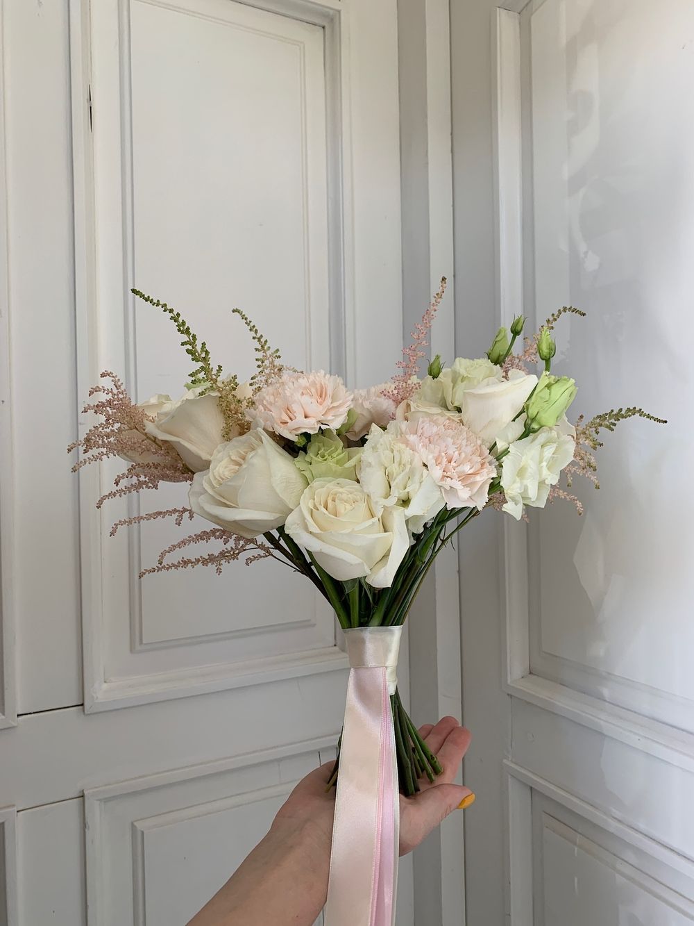 Свадебный букет из одноголовых роз, лизиантуса и диантусов