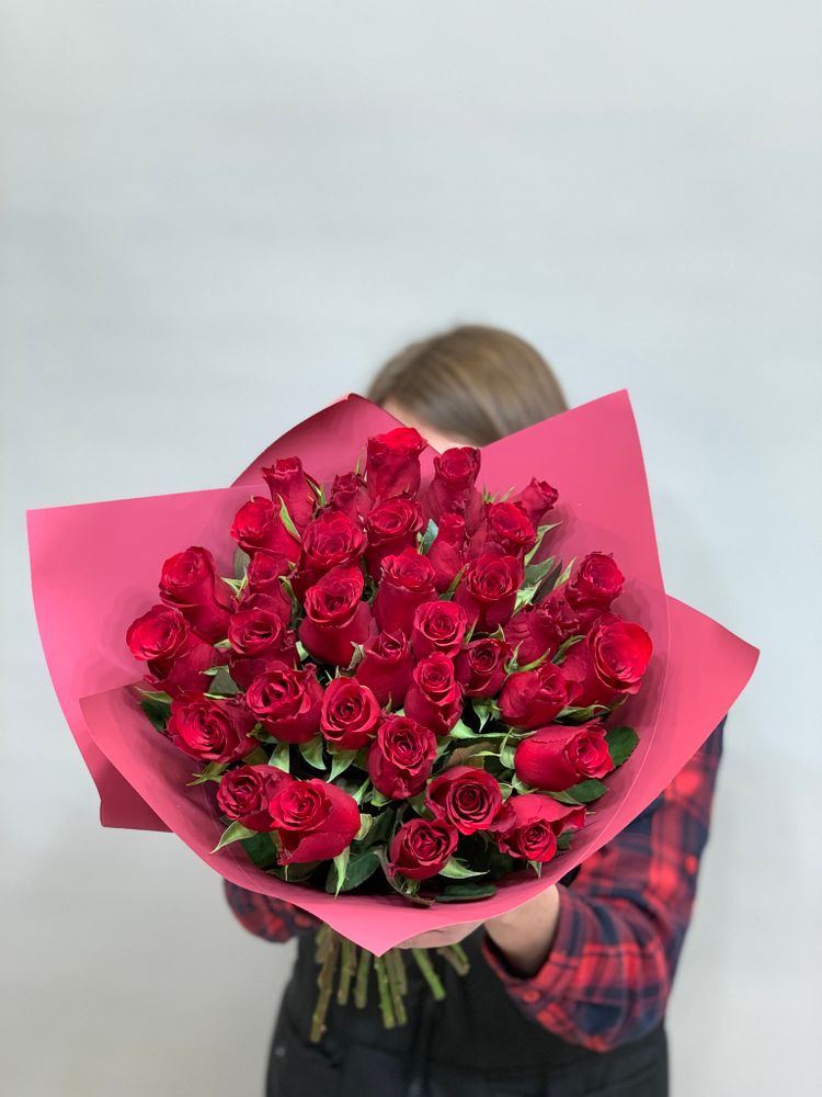 Букет 35 роз Кения 40 см в пленке красные