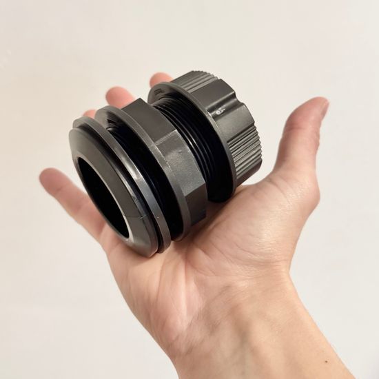 Врезка в бочку 2" пластиковая