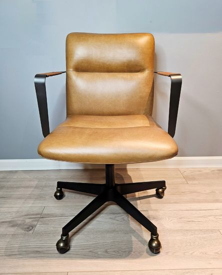 Вращающееся кресло RS391 коричневая кожа