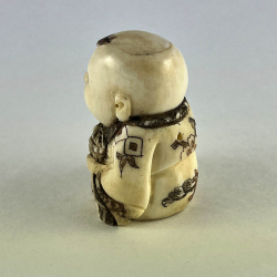 Статуэтка нэцкэ Мальчик Карако в кимоно