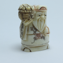 Нэцкэ Дзюродзин с корзиной фруктов на плече и персиком