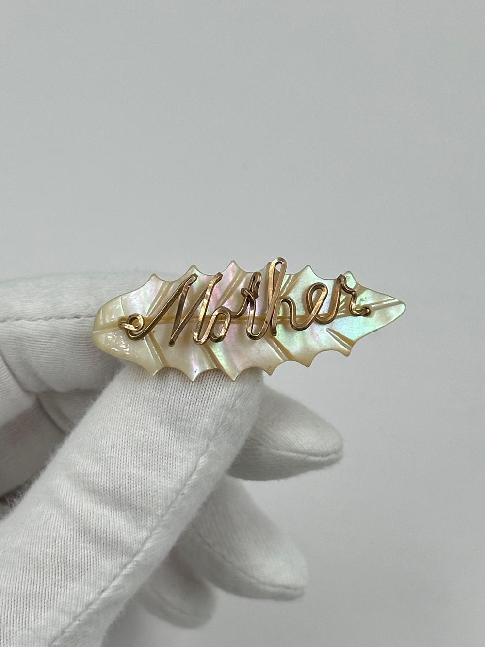 Брошь с перламутром Mother