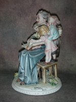 Статуэтка. Фарфор. Бабушка и дети, книга и любовь. Capodimonte. Италия