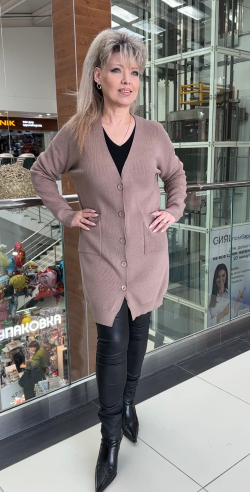 Удлиненный трикотажный жакет-кардиган с кармашками