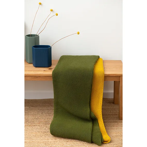 Плед из хлопка жемчужной вязки оливкового цвета Essential, 130х180 см