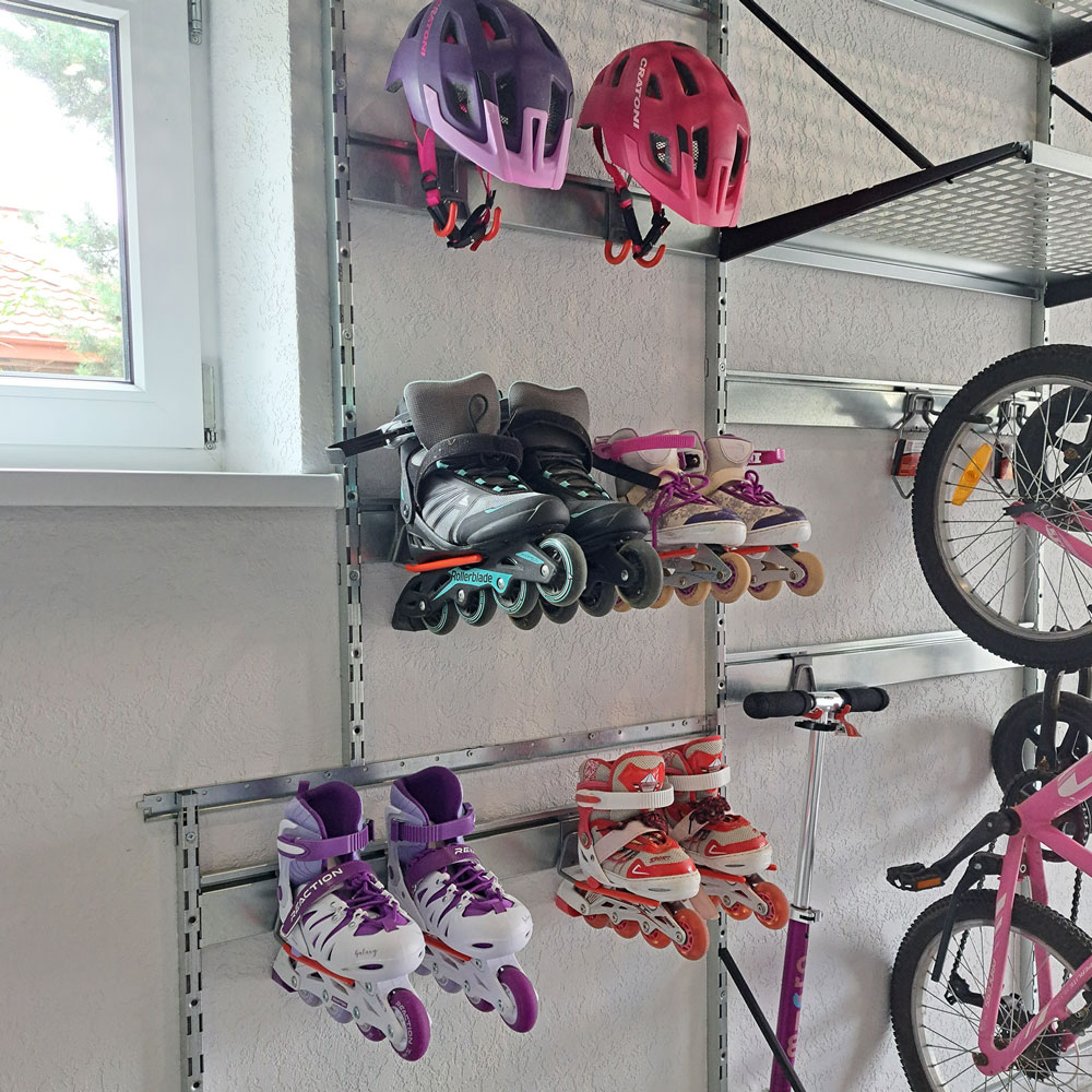 Специализированные крюки для подвешивания роликов и коньков на направляющие системы хранения.