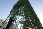 Монтаж большой Уличной ёлки