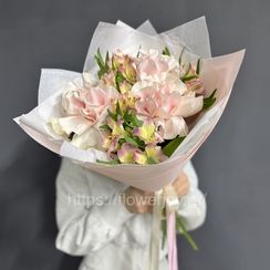 Букет с французской розой и альстромерией