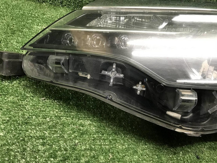 Фара левая Toyota Corolla E160 (2015-2019) галоген