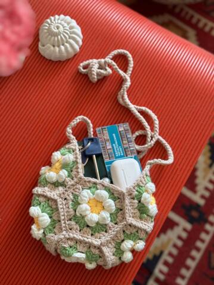 Сумочка вязанная "Цветочный узор", ручная работа, бежевая