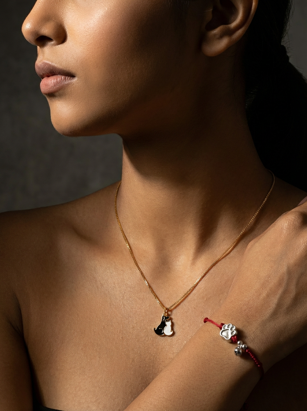 Комплект добра. Браслет из красной нити и цепочка с подвеской.