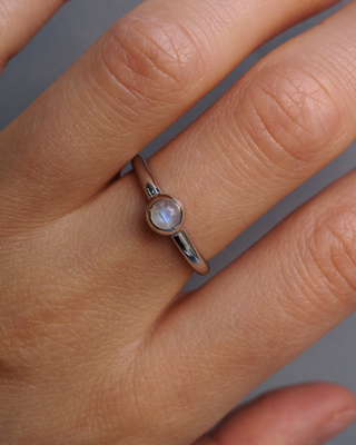 Кольцо Beta с лунным камнем