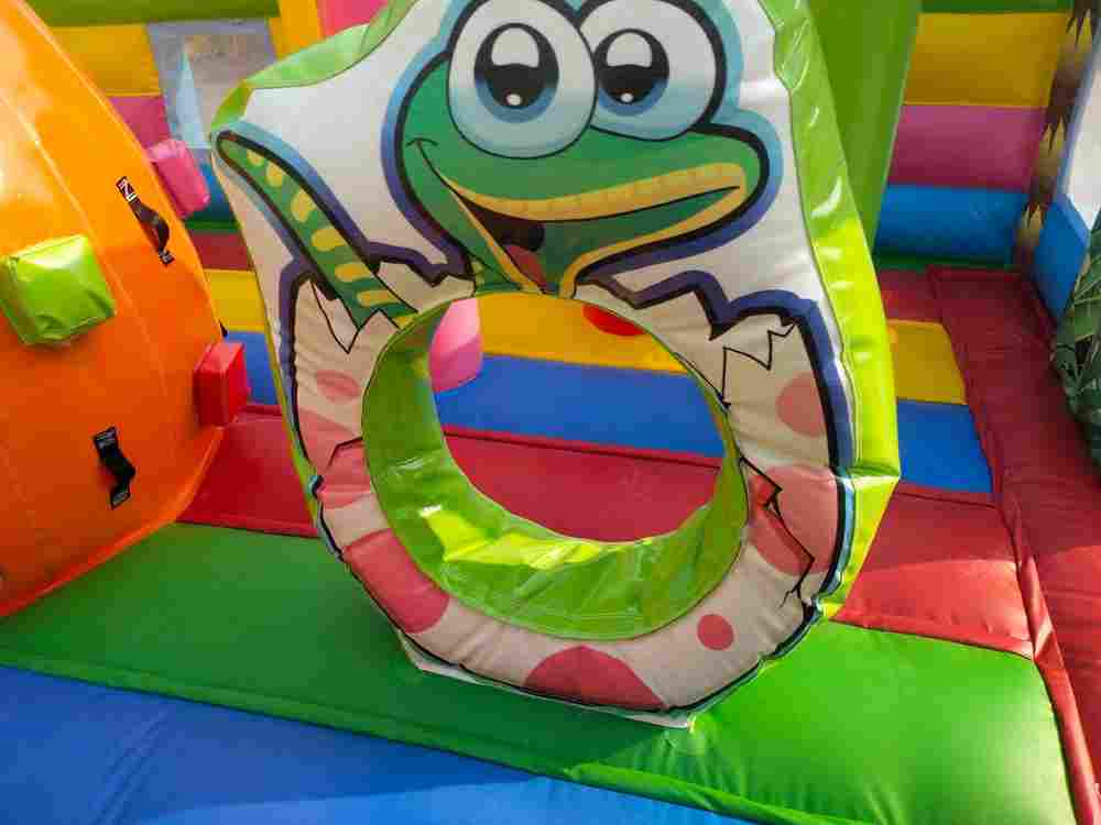 Коммерческий надувной батут "Хамелеон и динозавры", 10x5x5.5 м.