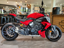 Ducati Diavel V4 (2025) RED