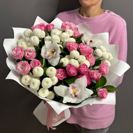 Авторский букет с кустовыми пионовидными розами "Lady Bombastic"