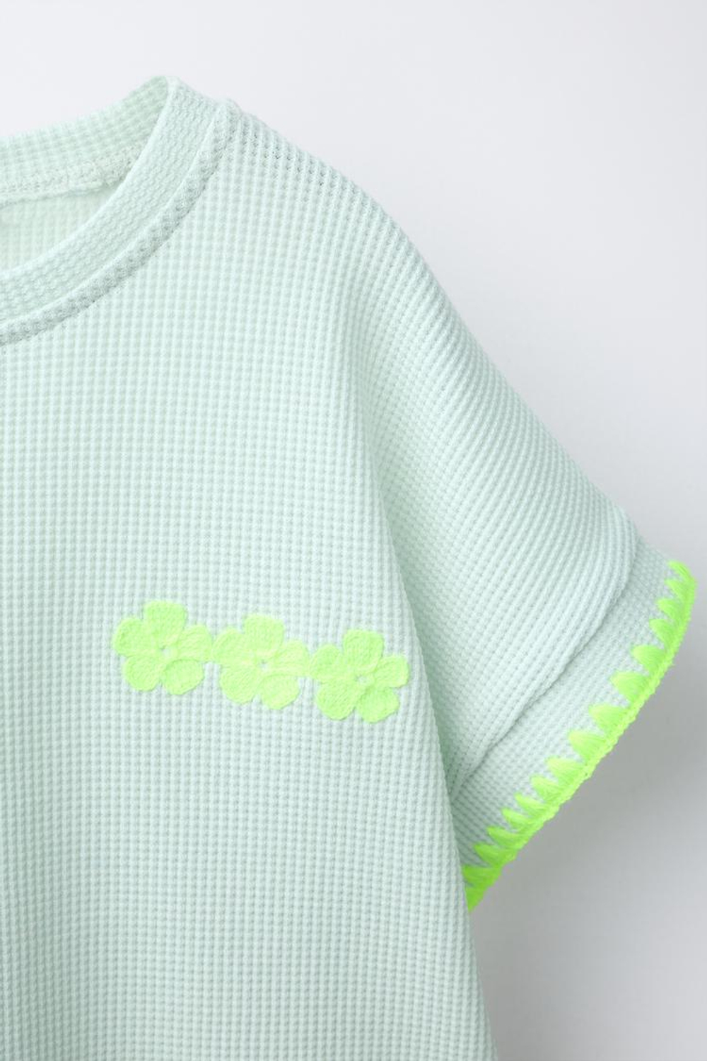 ZARA ФУТБОЛКА В РУБЧИК С КОНТРАСТНЫМ НЕОНОВЫМ ДЕКОРОМ, ЗЕЛЕНОВАТО-СИНИЙ