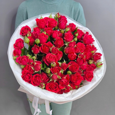 Букет из 13 кустовых роз сорта "Mirabel"