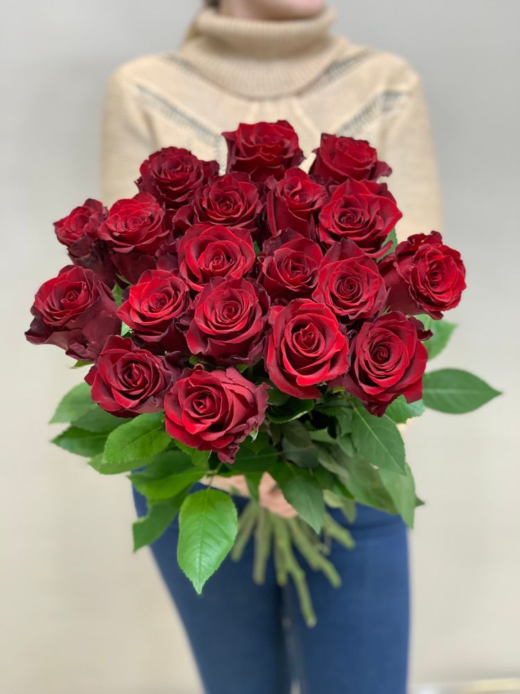 Букет 19 красных роз Эквадор 70см в ленте