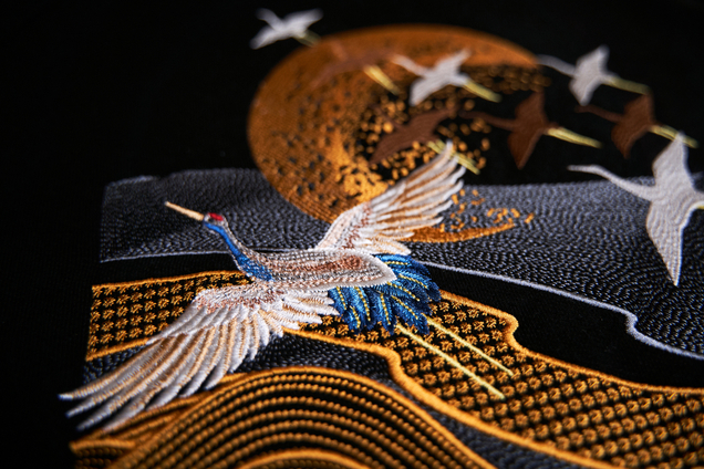 <span>Мы предлагаем комплексные услуги по созданию эксклюзивной машинной вышивки, которая преобразит любые текстильные изделия, придав им неповторимый шарм и индивидуальность. Наш подход сочетает в себе художественное видение дизайнера и безупречное исполнение с помощью передовых технологий машинной вышивки</span>