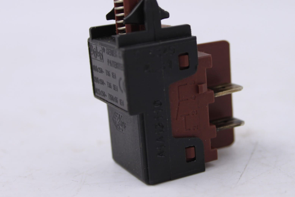 Сетевая кнопка включения/выключения A1A13110 для стиральной машины Indesit, Ariston