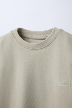 ZARA ФУТБОЛКА ИЗ ПЛОТНОГО ДЖЕРСИ С ПРОРЕЗИНЕННОЙ НАШИВКОЙ, ХАКИ