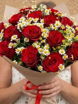 Букет из красных роз и ромашек